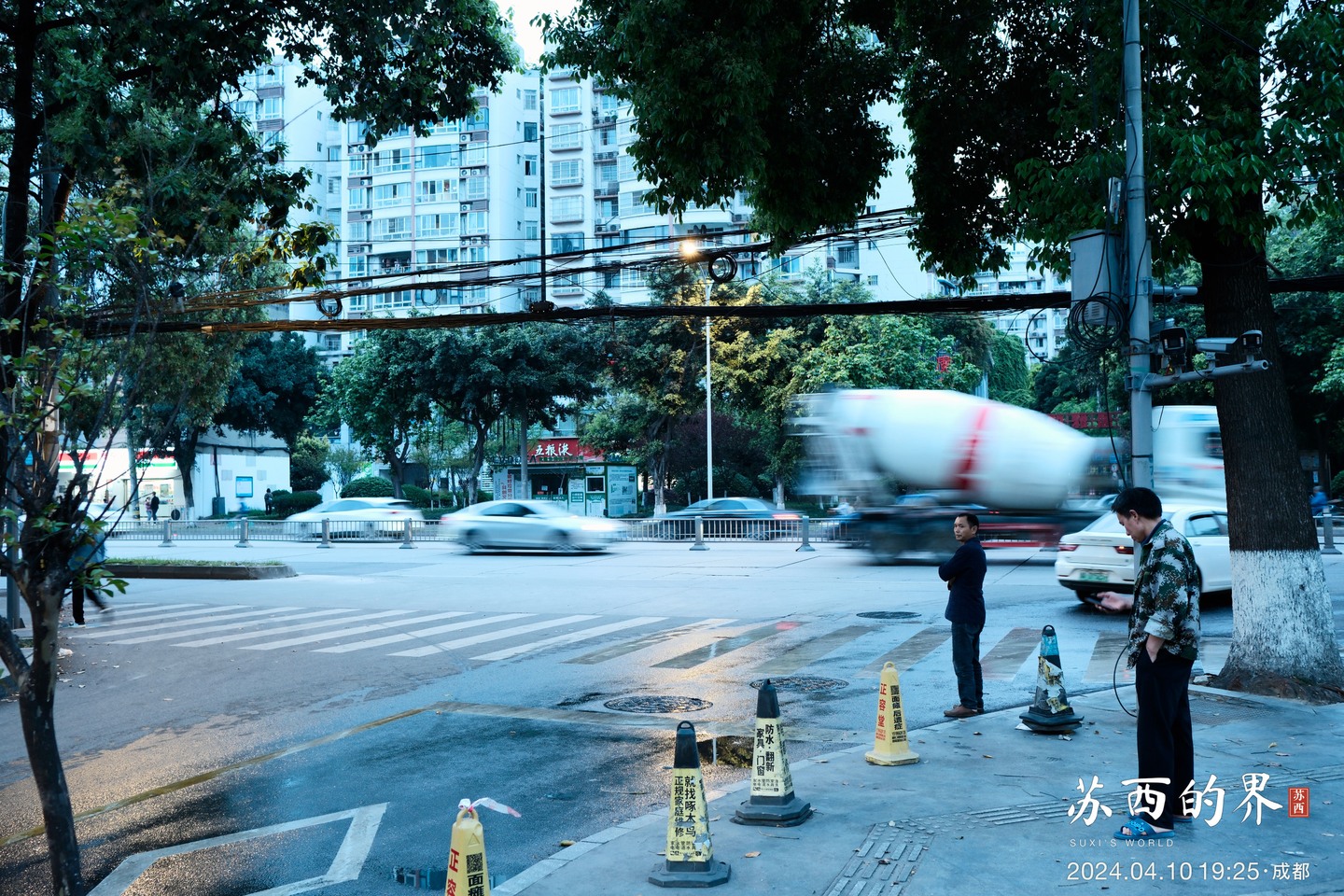 傍晚街口 · 成都 · 2024.04.10 19:25